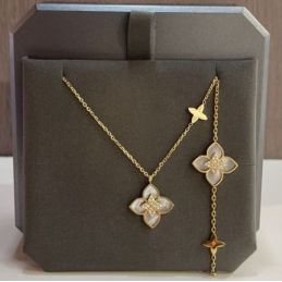 Collier pendentif et...