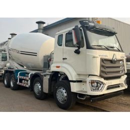 Camion Malaxeur à Béton...